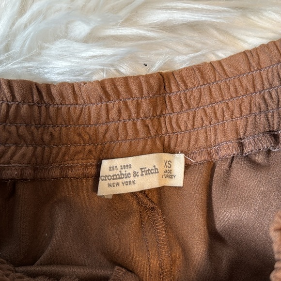 A b e r c r o m b i e & F i t c h • Sueded mini shorts - Picture 3 of 7